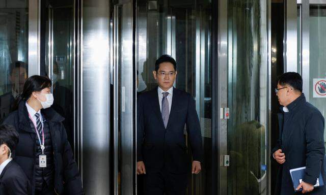 In einem Prozess um angebliche Bilanzfälschung und Aktienkursmanipulation hat ein Gericht Samsung-Chef Jay Y. Lee am Montag freigesprochen. 
