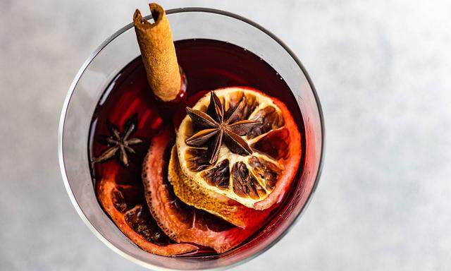 Overhead view of winter mulled wine with spices on concrete background AnnaBogush_ID867_31939_006 Copyright: xAnnaxBogus