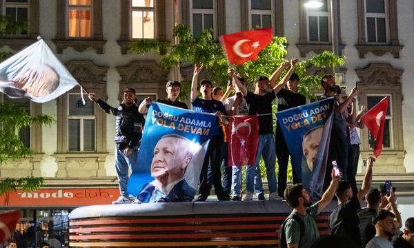 Anhänger des türkischen Präsidenten Recep Tayyip Erdoğan haben in der Nacht auf Montag in Wien den Wahlsieg gefeiert.