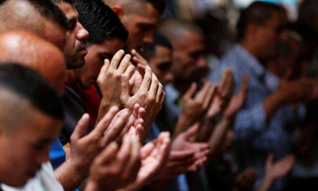 Palästinenser beim Gebet am Tempelberg