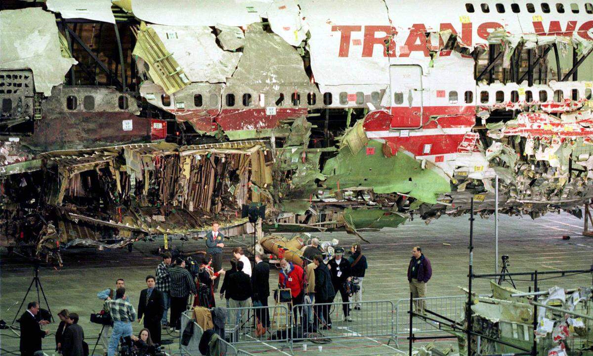 ... Danach ging es stetig bergab: 1995 die zweite Insolvenz, 1996 explodierte eine TWA-Boeing 747 aus New York über dem Atlantik, 230 Menschen starben bei dem Unglück. Im Jahr 2001 geriet die TWA in eine hoffnungslose finanzielle Schieflage. Konkurrent American Airlines machte ein Kaufangebot - TWA akzeptierte und verschwand von der Bildfläche.