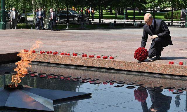 Russlands Präsident Wladimir Putin legte in Moskau Blumen am Grabmal des unbekannten Soldaten an der Kremlmauer nieder.