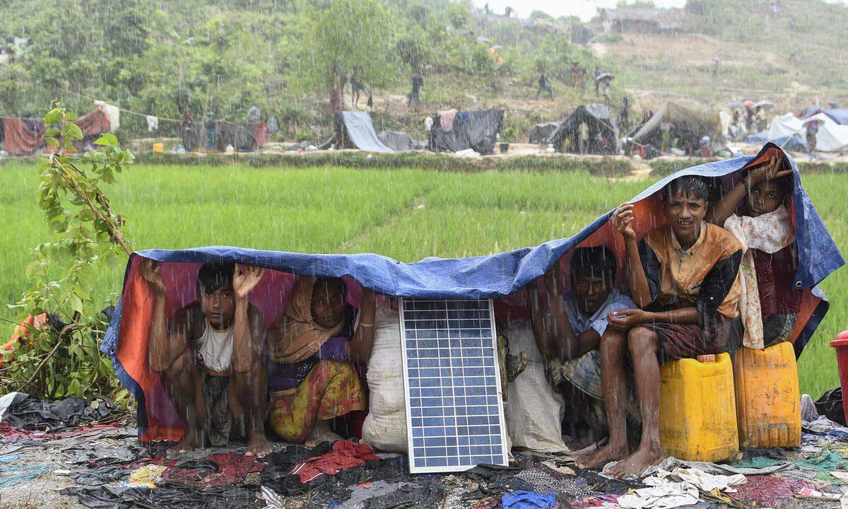 Bangladesch bat internationale Organisationen um Hilfe dabei, geflohene Rohingya vorübergehend auf der Insel Thengar Char unterzubringen. Das Eiland liegt zwei Bootsstunden von der nächsten Siedlung entfernt und wird während des Monsuns regelmäßig überflutet.