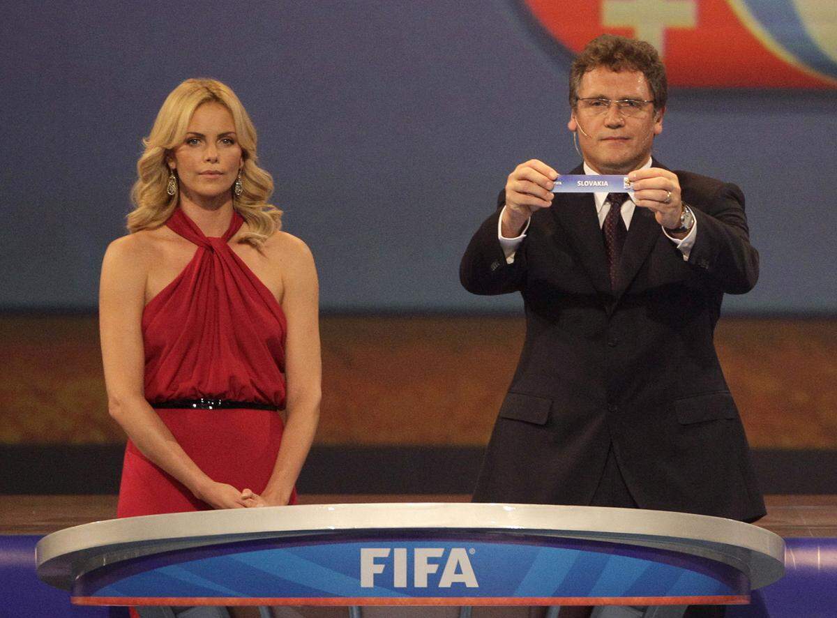 Charlize Theron war für die Fußball-WM in Südafrika dekorativ im Einsatz.