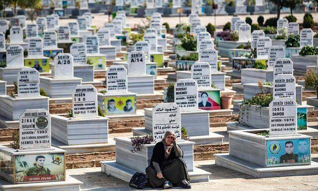 Am Friedhof in Qamishli. Zahlreiche Kämpfer und Kämpferinnen der syrischen Kurden sind im Krieg gegen den IS und bei türkischen Angriffen gestorben.