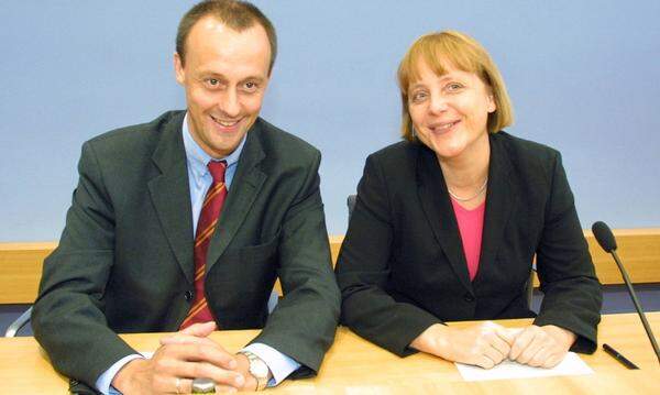 Merz hat sich am Montag unmittelbar nach Bekanntwerden des Verzichts Merkels auf den Parteivorsitz als Kandidat ins Spiel gebracht, offiziell wurde seine Kandidatur dann am Dienstag. Merkel - damals Parteivorsitzende - hatte Merz 2002 von der Spitze der CDU/CSU-Fraktion verdrängt. Das hat bei Merz offensichtlich tiefe Spuren hinterlassen.