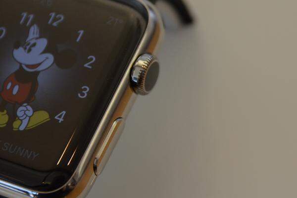 Das Drehrad, die sogenannte Krone an der Apple Watch ist das zentrale Steuerelement an der Uhr. Und dieses ist auch dringend notwendig, um nicht zur Gänze zu verzweifeln. Entweder man hätte die Uhr größer gemacht, oder ein puristischeres User-Interface entwickelt.