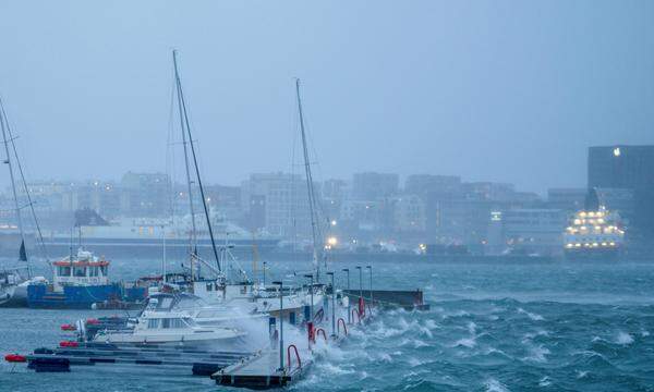 Schiffe im Hafen von Bodø, während Sturm „Ingunn“ sein Unwesen treibt.