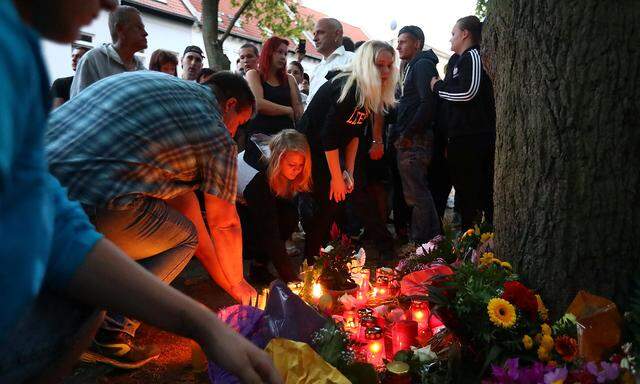 Nach dem Tod eines 22-Jährigen versammelten sich auch 2500 rechte Demonstranten in Köthen.