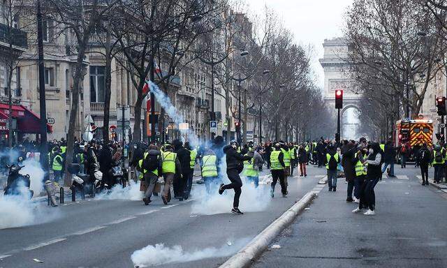 In mehreren französischen Städten lieferten sich "Gelbwesten" Auseinandersetzungen mit der Polizei - wie hier in Paris.