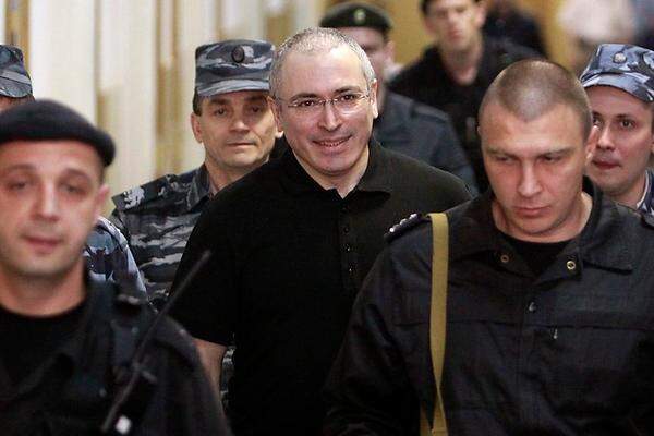 Im März 2009 beginnt ein zweiter Prozess gegen Chodorkowski. Dieser gilt als besonders absurd, wird ihm doch der Diebstahl und Weiterverkauf von 218 Mio. Tonnen Öl vorgeworfen. Das Moskauer Chamowniki-Gericht spricht ihn im Dezember 2010 schuldig. Er wird zu sechs weiteren Jahren Haft verurteilt. Es hagelt internationale Kritik. Bild: Zweiter Prozess: Chodorkowski wegen Öl-Diebstahls vor Gericht. 