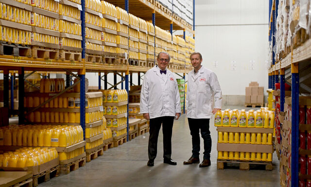 Hans Peter Spak (links) und Geschäftsführer Alexander Müller im gut gefüllten Lager am Standort Gallbrunn. Hier wird mit rund 60 Jahren alten Senfmühlen Senf produziert, aber auch Mayonnaise und Saucen.