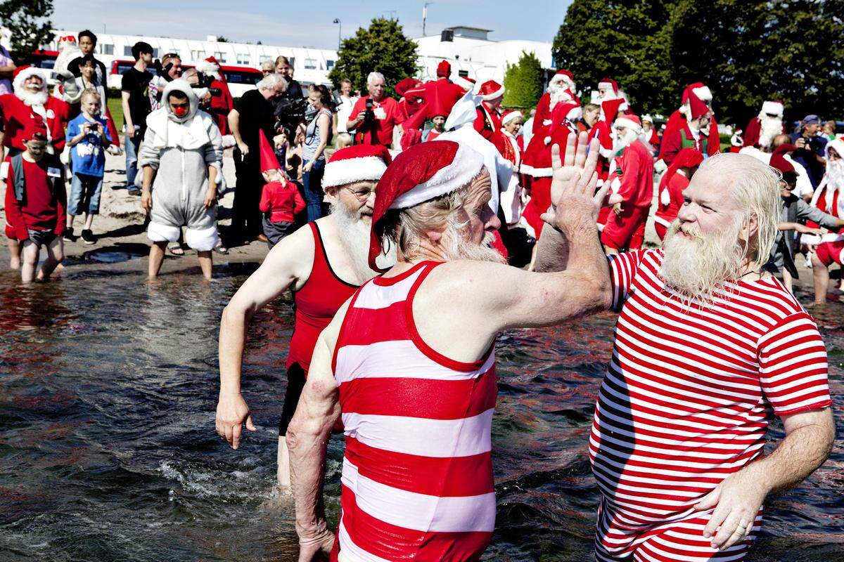 Weihnachtsmänner aus aller Welt kamen in Kopenhagen (Dänemark) zur Sommerfrische zusammen - so behaupten es jedenfalls die Organisatoren des traditionellen "Weihnachtsmann-Weltkongresses".