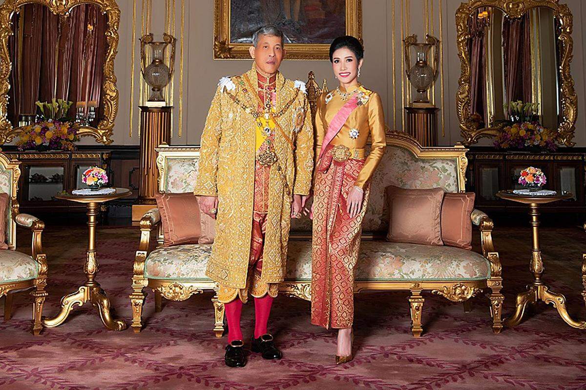 Wongvajirapakd sei, wie auch die amtierende Königin, eine ehemalige Leibwächterin des Königs. Allerdings ist sie die erste offizielle Nebenfrau eines thailändischen Königs seit dem Ende der absoluten Monarchie im Jahre 1932. Oder besser gesagt: sie war es. Der Titel wurde ihr wegen fehlender Loyalität wieder entzogen.  
