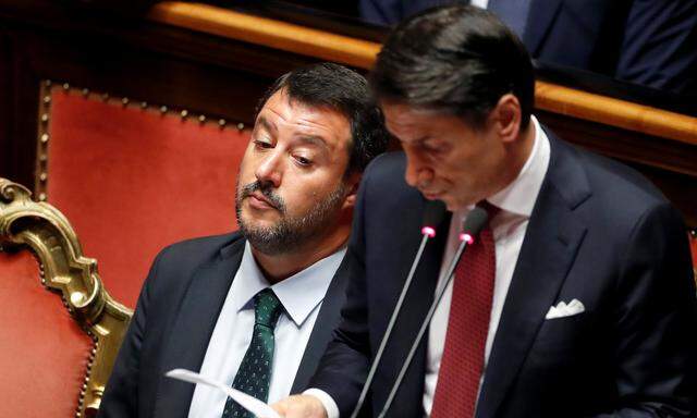 Die Seidenschnur reichte der Rechtsausleger des Populistengespanns, Innenminister Matteo Salvini (l.). Dem Premier (r.) blieb nur noch der Rücktritt.