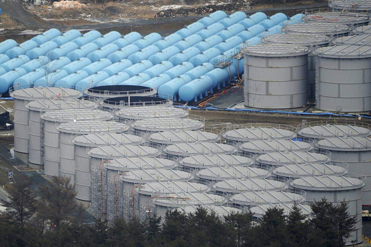 Die blauen Tanks stehen für den Abtransport von kontaminiertem Wasser bereit.
