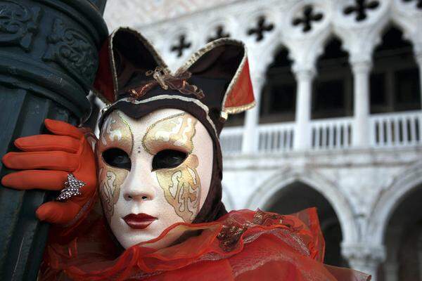 Was Masken und Tradition angeht, kann Venedig kaum ein Karnevalsort das Wasser reichen, wortwörtlich sozusagen.