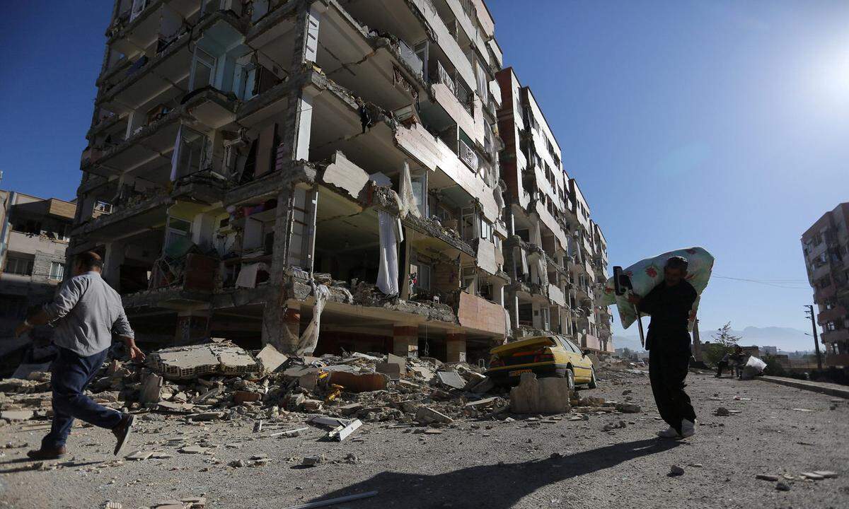 Es könnte in den nächsten Tagen und Wochen zu Nachbeben kommen. "Diese Beben könnten durchaus noch die Magnitude 6 erreichen. Das kann ausreichen, um beschädigte Häuser einstürzen zu lassen", sagte der Experte Marco Bohnhoff. Ein Bild aus Sarpol-e Zahab in der iranischen Provinz Kermanshah.