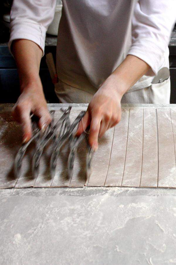 Die "Lumpenkekse" werden händisch geschnitten, das Backrohr wird per Holz geheizt.