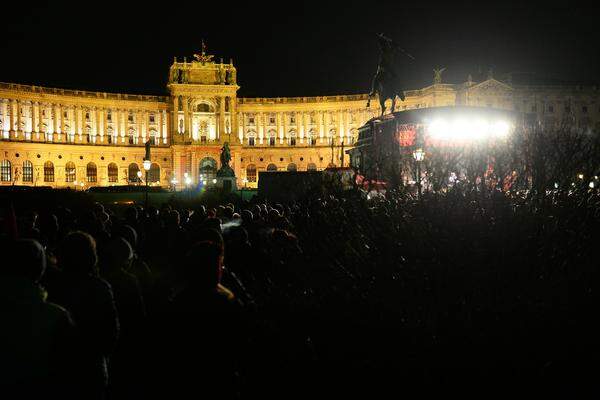 Ohne Zwischenfälle lief unterdessen die Kundgebung der Plattform "Jetzt Zeichen Setzen" am Heldenplatz ab. Dort nahmen rund 2000 Besucher an einem Konzert sowie anschließenden Reden der Holocaust-Überlebenden Dora Schimanko und dem ehemaligen KZ-Häftling Rudi Gelbard teil.