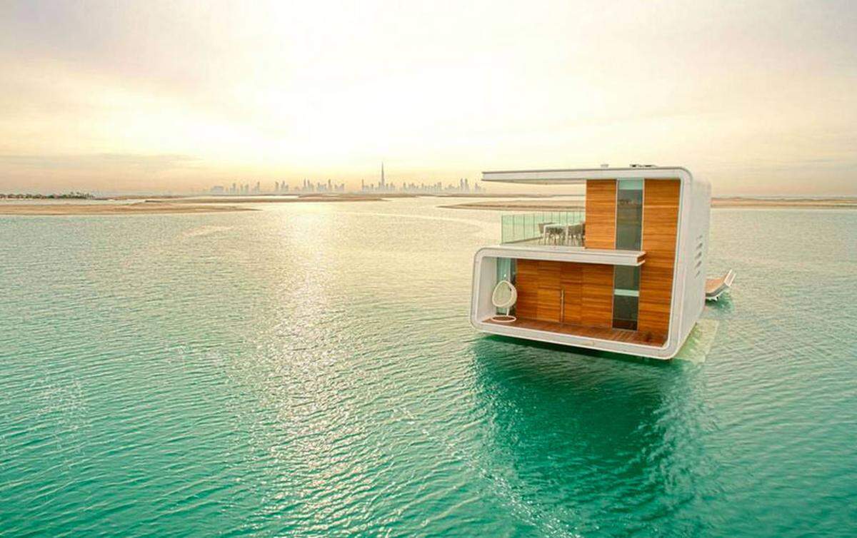 Dieses Hausboot hat eine Wohnfläche von 288 Quadratmetern und ankert etwa vier Kilometer vor der Küste von Dubai.