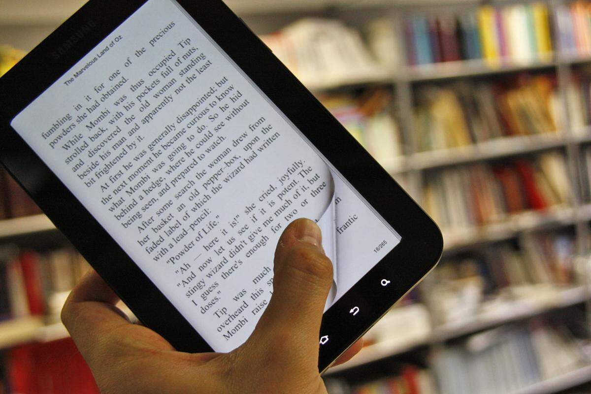 Im Gegensatz zum Readers Hub und der Kobo-Lesesoftware präsentiert sich eBook recht ansprechend, erinnert aber natürlich an Apples iBook. Samsung hat sich viel abgeschaut und auch die Blätter-Animationen übernommen.