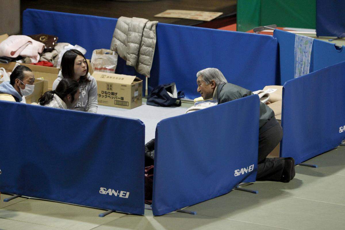 Kaiser Akihito besucht in einem Notlager in Tokyo Budoh-kan die Opfer des Erdbebens. Nur selten sucht der Kaiser den Kontakt mit dem Volk. (30. März)