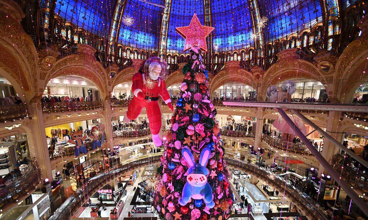 In den Galerien Lafayette kann man dem vorweihnachtlichen Geschenkekauf unter Dekoration mit einem Hang zum Kitsch nachgehen.