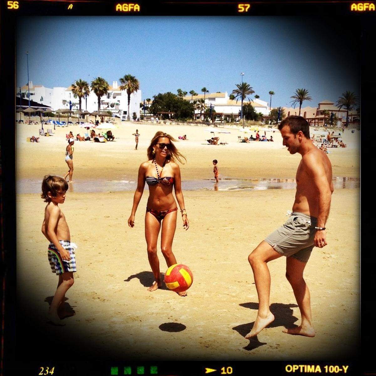 Das Spielerfrauen auch gerne Fußball spielen hätte wohl keiner gedacht. Sylvie van der Vaart mit Fußball-Profi Rafael und Sohn Damian am Strand in Spanien.