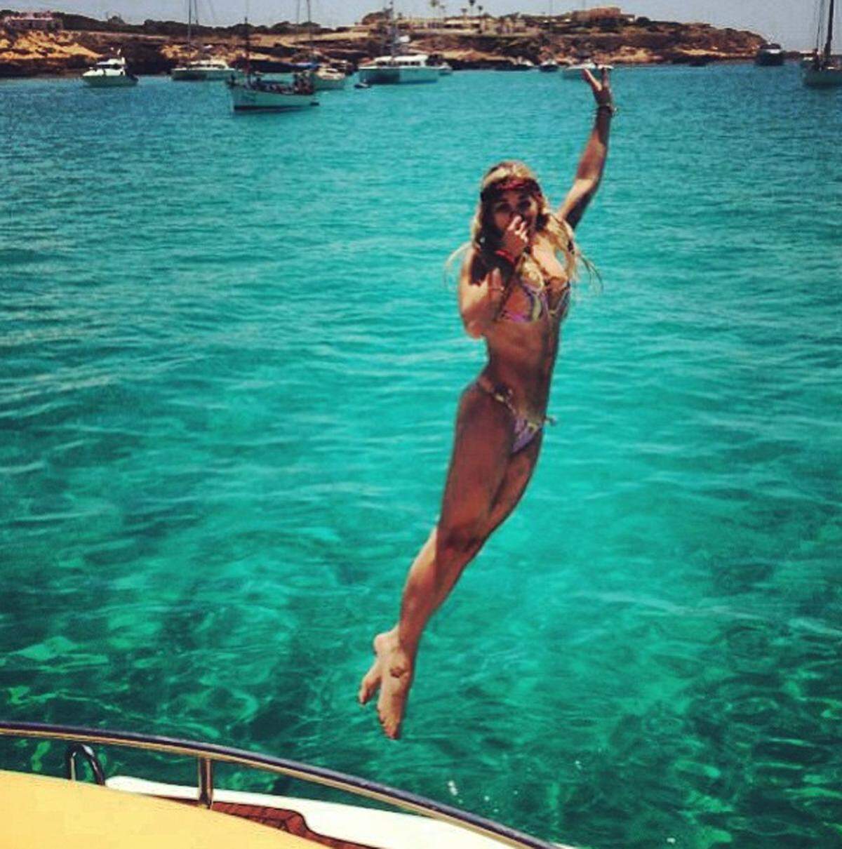 Sängerin Rita Ora urlaubt in Ibiza.