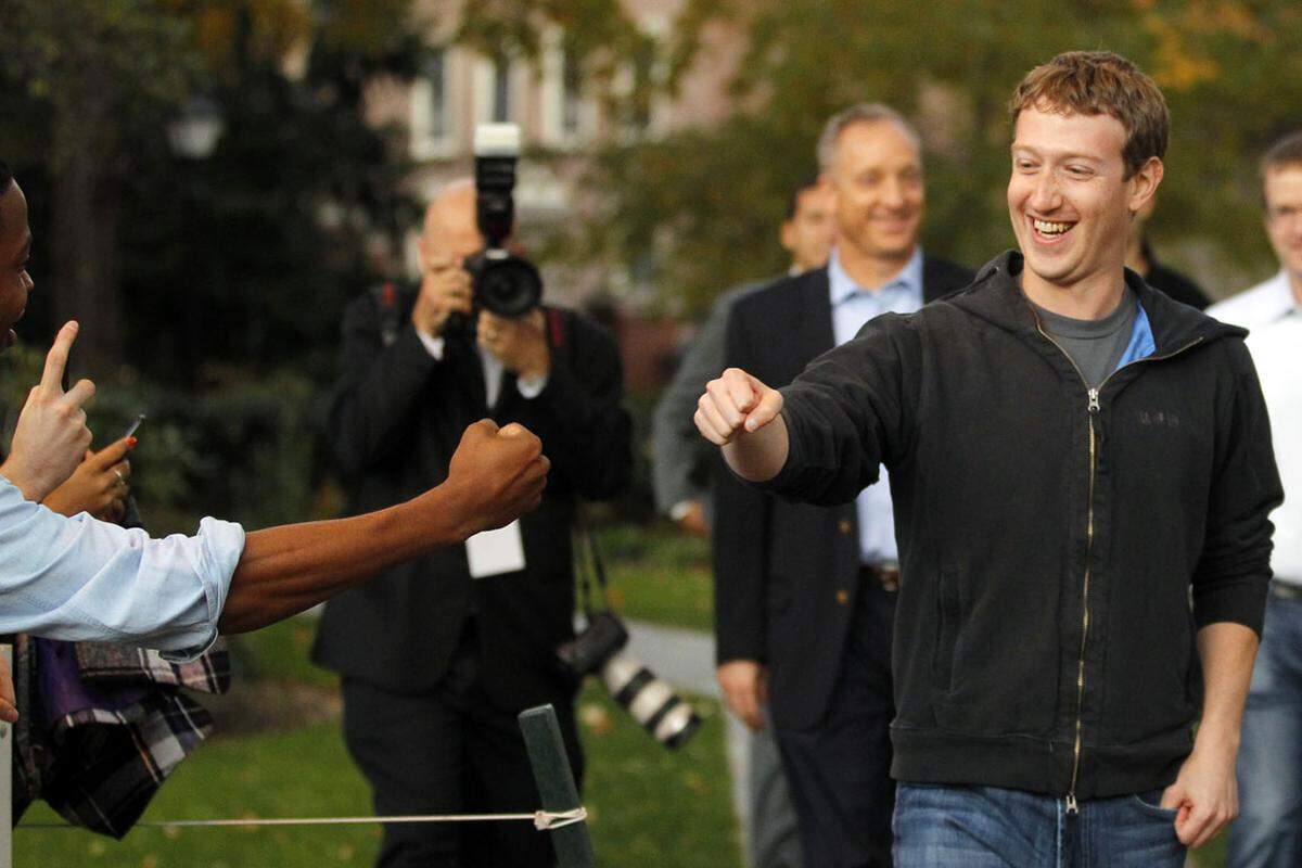 Mark Zuckerberg wurde 1984 im Bundesstaat New York als Sohn eines Zahnarztes und einer Psychotherapeutin geboren. Er studierte Informatik und Psychologie in Harvard, brach sein Studium aber 2006 ab, um sich Facebook zur Gänze zu widmen.