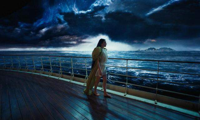 Ein Schiff wird kommen: Bella Baxter (Emma Stone) reist in „Poor Things“ auf der Suche nach Erfahrung durch eine (hoch artifizielle) Wunderwelt. 