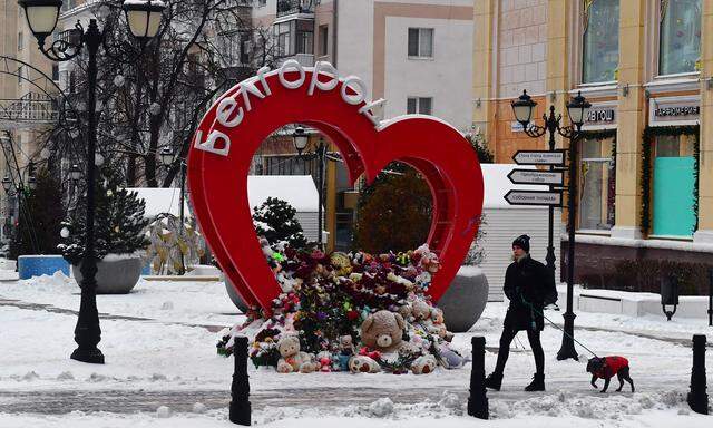 Kein ruhiges neues Jahr: Ein improvisiertes Denkmal für die Opfer von ukrainischem Beschuss in Belgorod in den Jännertagen 2024.