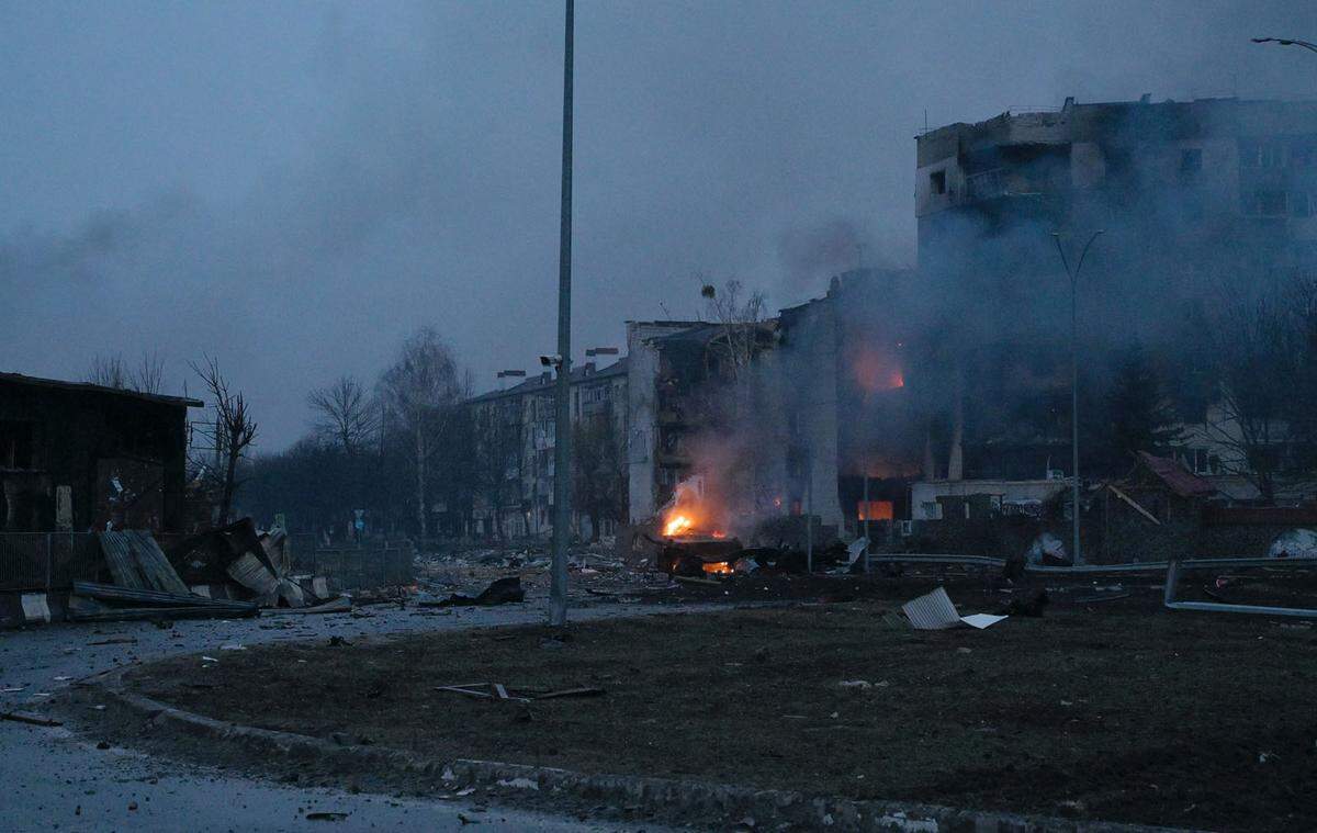 Ein Gebäude in Borodjanka wird Ziel von russischen Bomben. Die Fotos zeigen, dass eben nicht nur militärische Ziele angegriffen werden, wie von Russland nach wie vor behauptet wird.