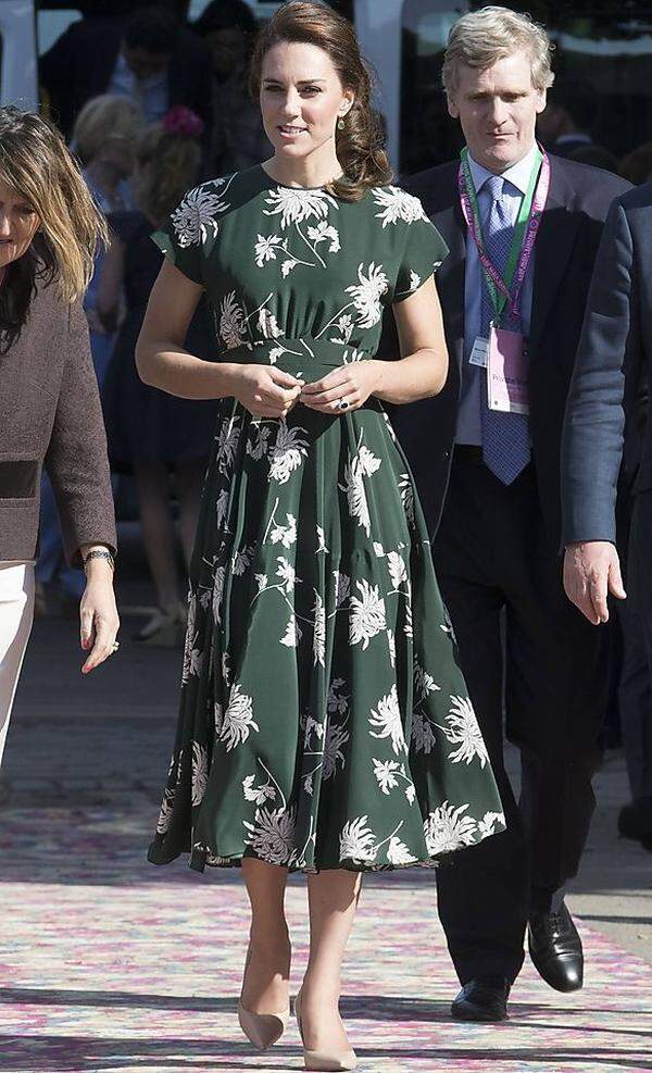 Zwei Tage nach Pippa Middletons Hochzeit Mitte Mai nahm Herzogin Catherine den Namen der Chelsea Flower Show wörtlich und erschien dort in einem floralen Seidenkreppkleid von Rochas (gepaart mit Nude-Stöckelschuhen von L. K. Bennett).
