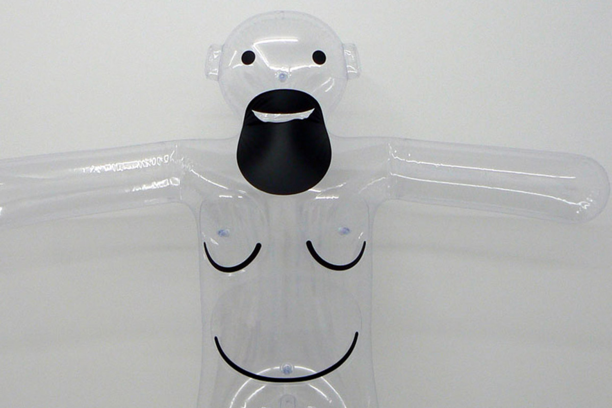 Eine Ausstellung mit Grabwächtern, einem Sarg, Grabbeigaben und Flaggen.