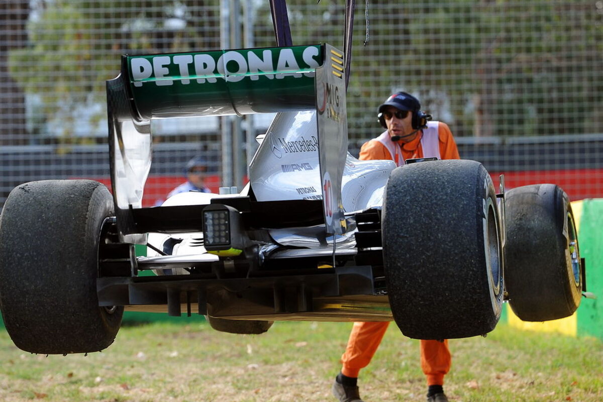 Das zweite Traininige endete für Lewis Hamilton, pardon seinen Mercedes-Rennwagen, auf dem Abschlepphaken. Ein Ausritt ins Kiesbett erzang den Einsatz der Hilfe "von oben".