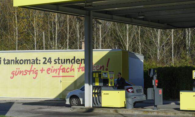 Selbstbedienungs Tankstelle Tankomat der Firma Avanti in Wolfsthal Donau Nieder�sterreich �ster