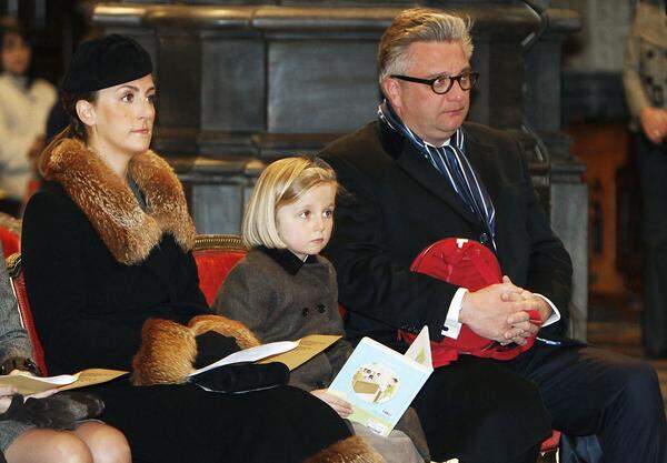 Verheiratet ist der Prinz mit Claire Coombs. Das Paar hat drei Kinder - Prinzessin Louise und die Prinzen Nicolas und Aymeric. Die Hochzeit im Jahr 2003 war ein Hoffnungsschimmer für die Königsfamilie: Der Prinz möge sich doch auf das häusliche Leben besinnen und Abstand halten von all seinen Eskapaden.