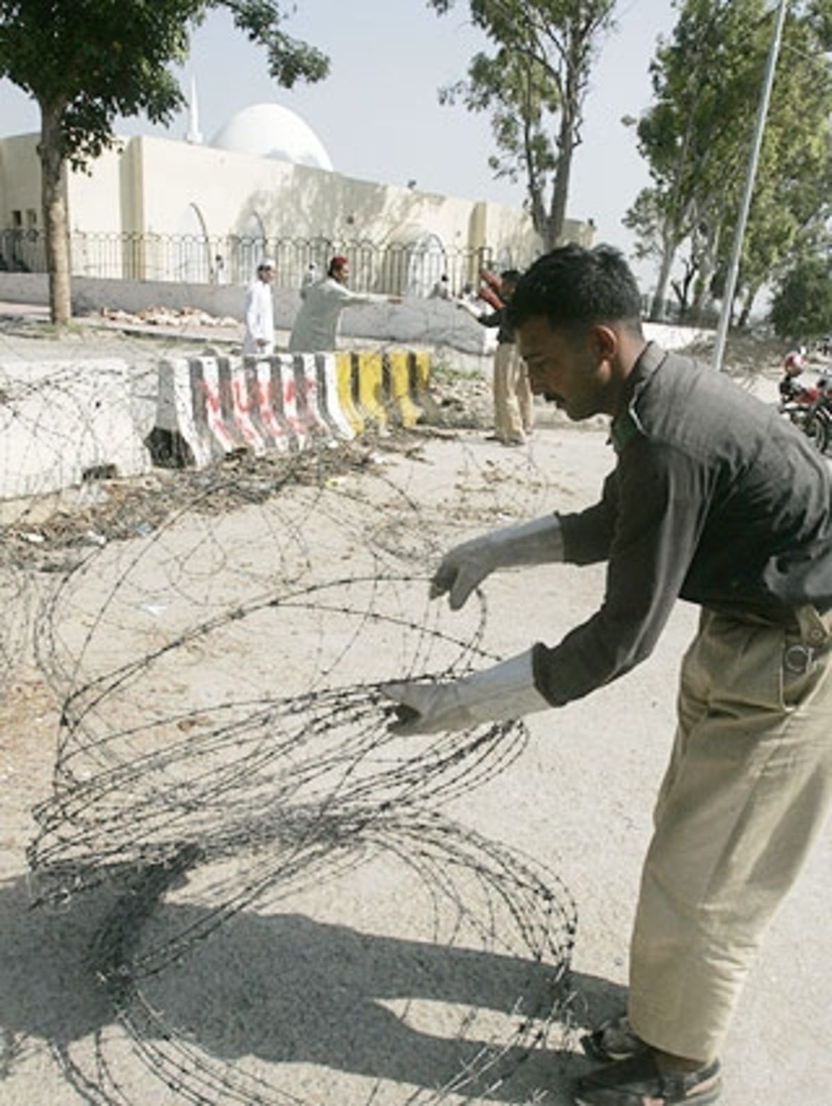 PolitikPakistanische Soldaten erstürmen die von Islamisten besetzte Rote Moschee in Islamabad und richten ein Blutbad an. Mindestens 50 islamistische Kämpfer und neun Soldaten werden bei den schweren Gefechten getötet.