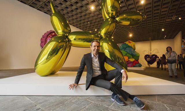 Jeff Koons vor seinem „Balloon Dog“ (Archivbild).