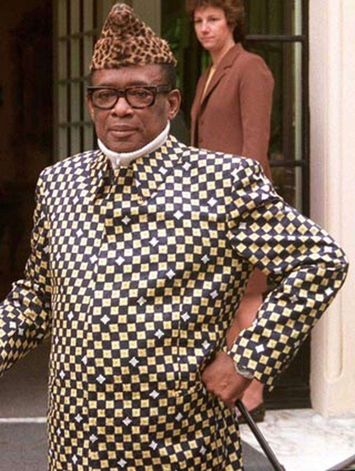Mobutu Sese Seko kam 1965 durch einen Staatsstreich an die Macht der heutigen Demokratischen Republik Kongo. Eine Kombination aus Gewalt, Korruption und der frühzeitigen Ausschaltung von Oppositionellen sicherte seine Macht. Mobutu überzog das Land mit einer der längsten und grausamsten Diktaturen Afrikas. 1997 floh er vor Aufständischen ins Exil nach Marokko, wo er im selben Jahr an Krebs starb.