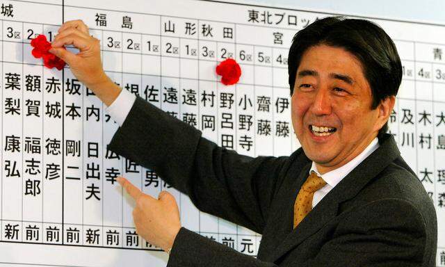 Archivbild von Shinzo Abe bei der Wahl 2003, als er noch als Generalsekretär der LDP agierte.