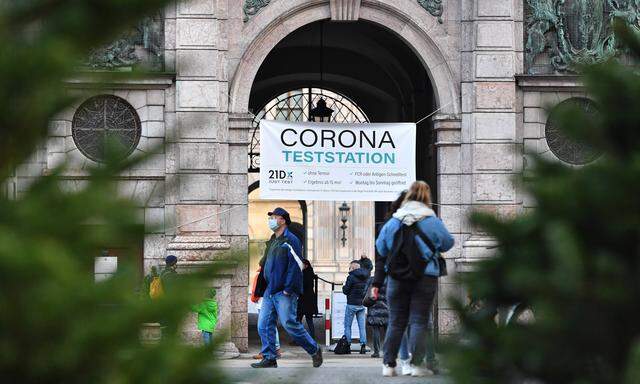 Themenbild Corona Teststation am Odeonsplatz / Eingang Residenz am 14.12.2020. Wartende Menschen,Personen vor einer Coro