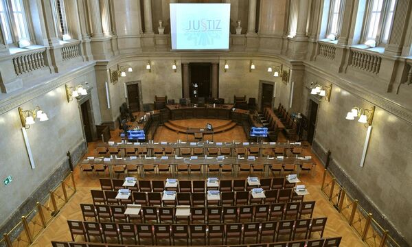 Blick in den Großen Schwurgerichtssaal in "Corona-Montur" 