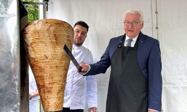 Der deutsche Bundespräsident Frank-Walter Steinmeier brachte Döner mit in die Türkei und säbelte selbst das Fleisch ab.