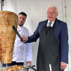 Der deutsche Bundespräsident Frank-Walter Steinmeier brachte Döner mit in die Türkei und säbelte selbst das Fleisch ab.