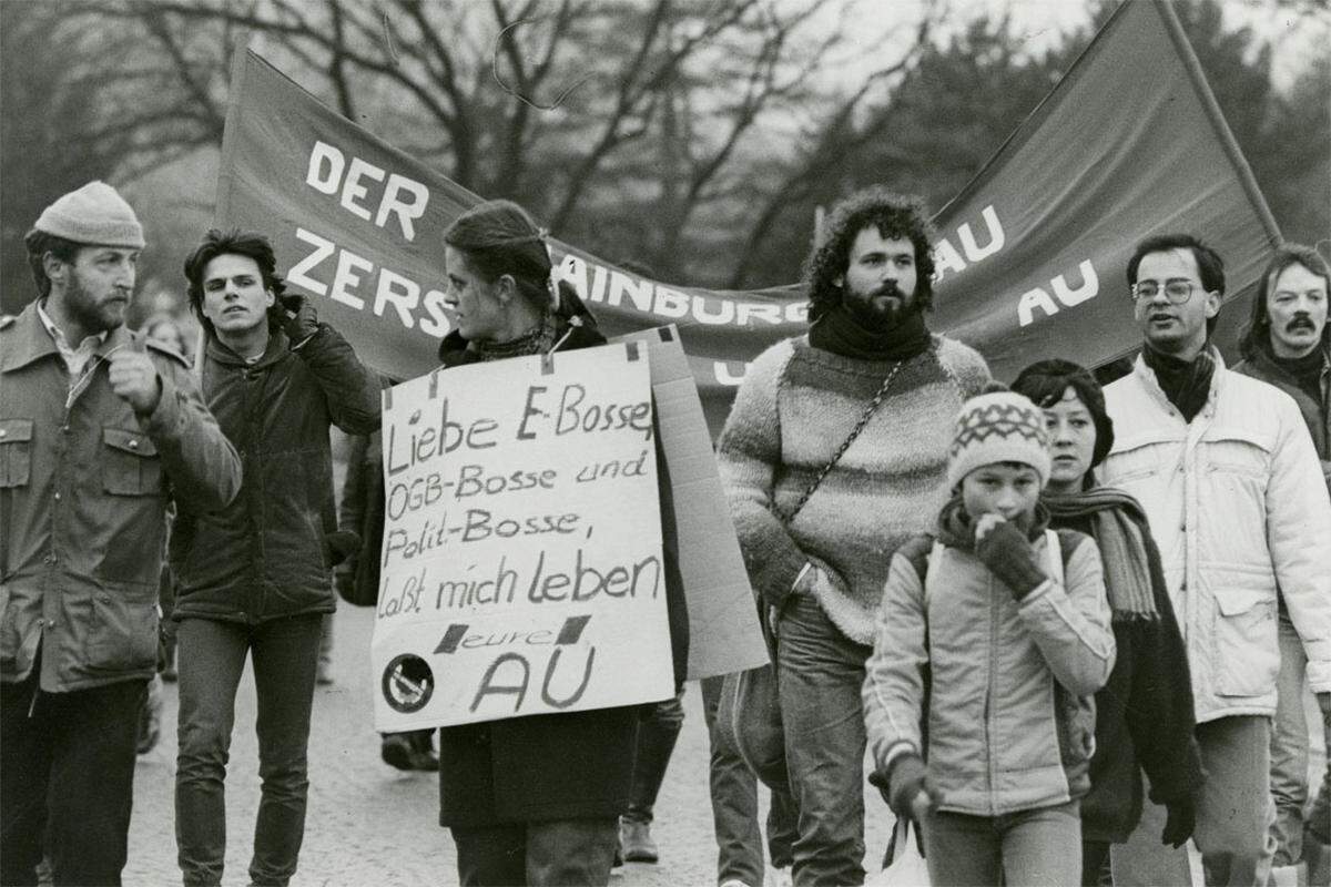 Bundeskanzler Fred Sinowatz gibt am 23. Jänner 1985 vor dem Nationalrat eine Erklärung ab, die in folgender Feststellung mündet: Hainburg sei zu einem "Symbol eines grundsätzlicheren, letztlich gesellschaftspolitischen Konflikts geworden: eines Konflikts zwischen Wirtschaft und Ökologie, zwischen Technik und Natur, zwischen Tradition und Zukunft, eines Konflikts, wie ihn in abgewandelter Form alle Industriestaaten erleben."