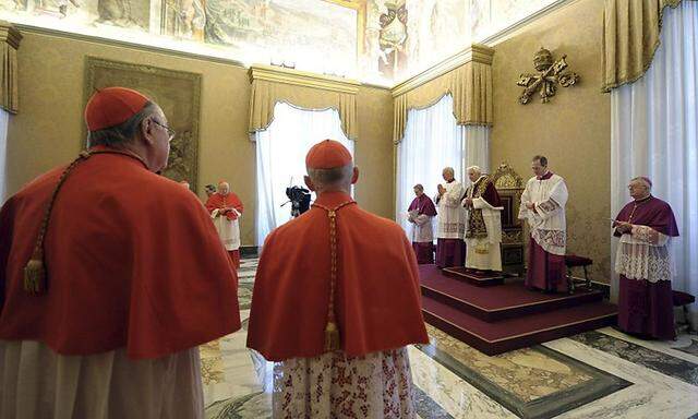 Papst Benedikt XVI. wählte ein unscheinbares Konsistorium um seinen Rücktritt anzukündigen - zum allgemeinen Erstaunen der Anwesenden.