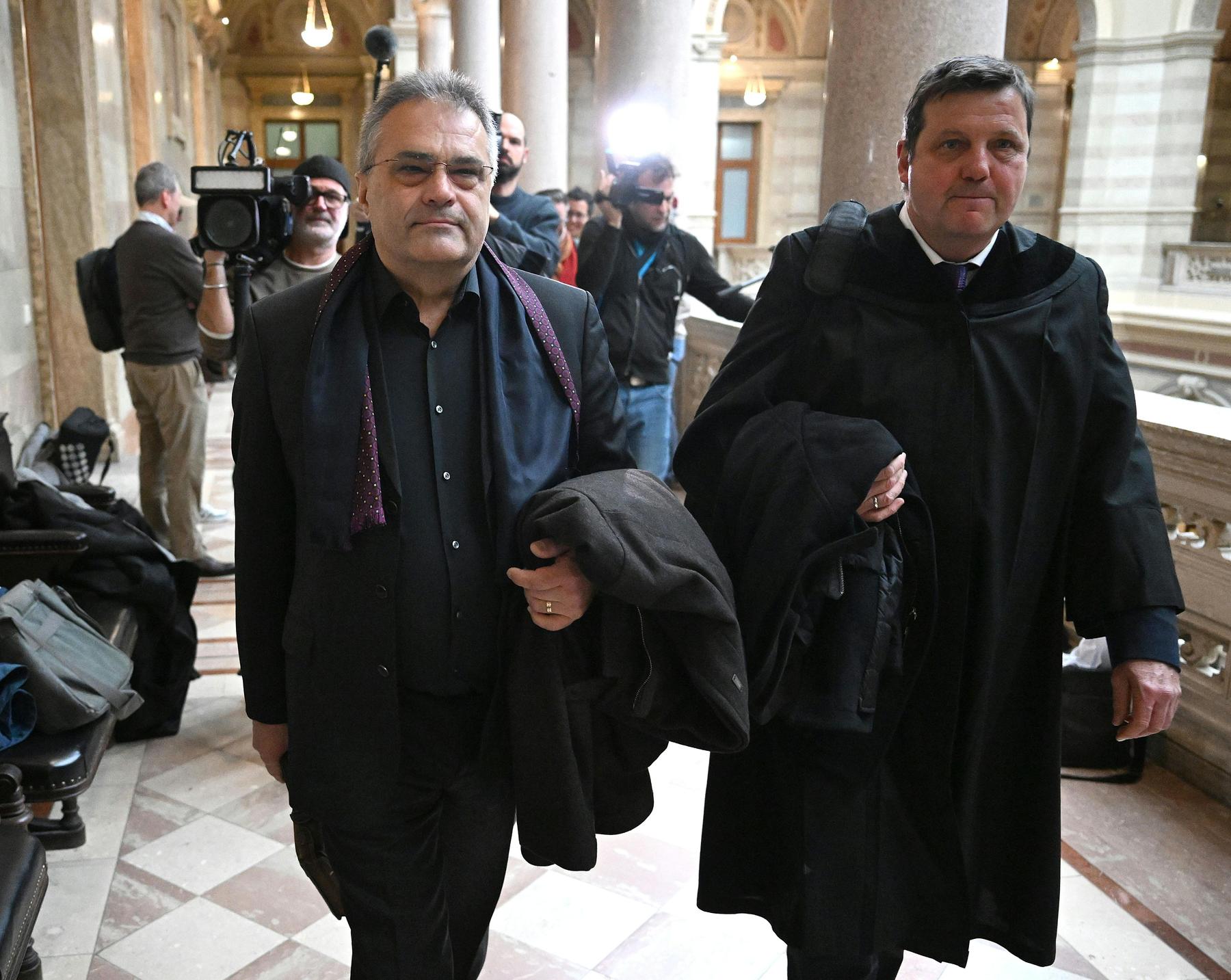 Avstrijsko vrhovno sodišče delno razveljavilo oprostilno sodbo za Egista Otta v zadevi 'Lederhosen-Fotos'